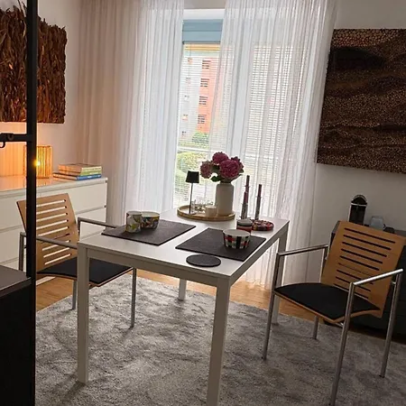 Appartement Wohnen Mit Kunst In *