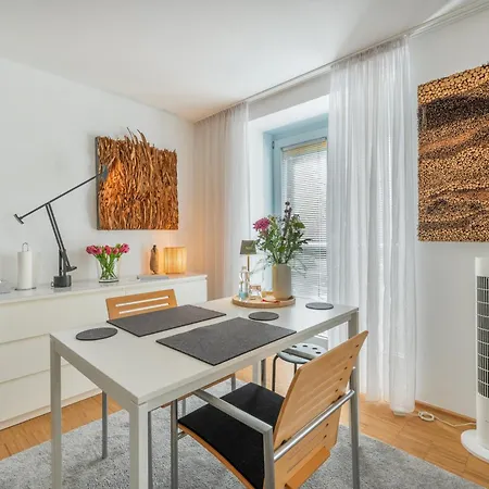 Wohnen Mit Kunst In Apartment *